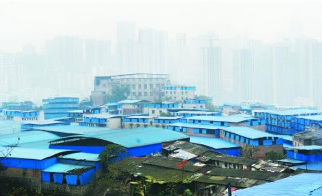 PVC塑鋼瓦掩映下的藍色村落卻是違章建筑