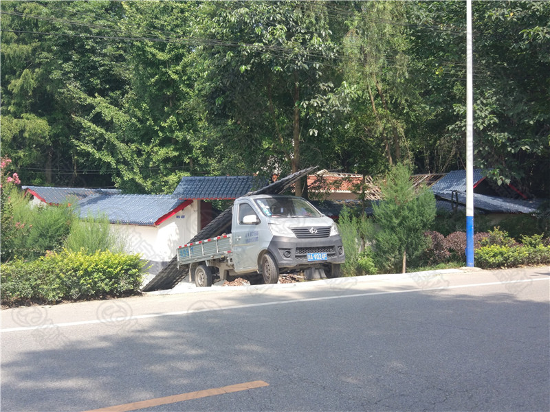 樹(shù)脂瓦師傅安裝中