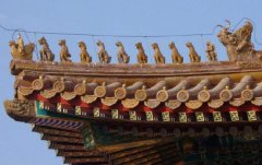 什么樣的動(dòng)物蹲在古建筑的屋頂上？是樹脂做的？