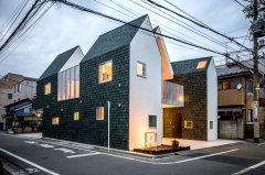 綠色屋面瓦覆蓋的日本“housecut”住宅 綠色屋面瓦覆蓋的日本“housecut”住宅