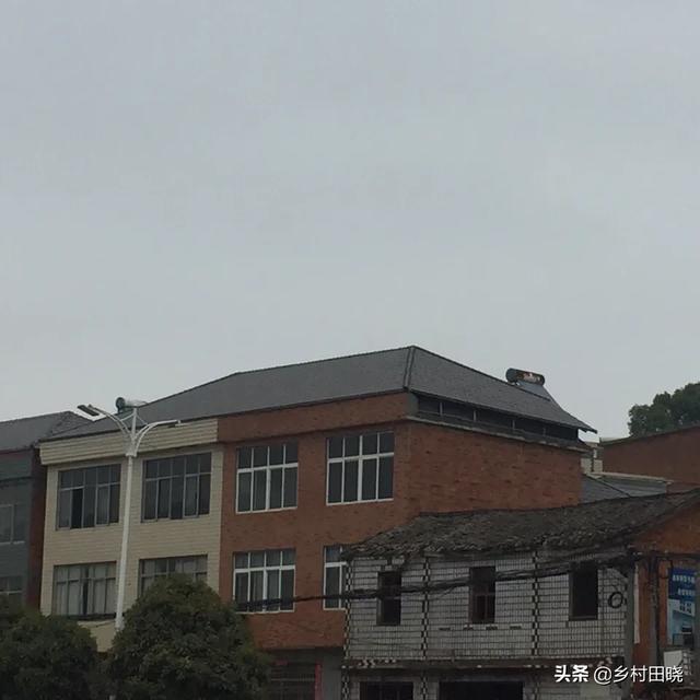 農(nóng)村自建房坡屋頂，用琉璃瓦還是樹(shù)脂瓦？看看內(nèi)行人的經(jīng)驗(yàn)分享