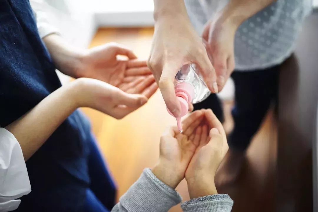 一圖看懂人群選用口罩!消毒液的正確使用方式?坤寶是認(rèn)真的!