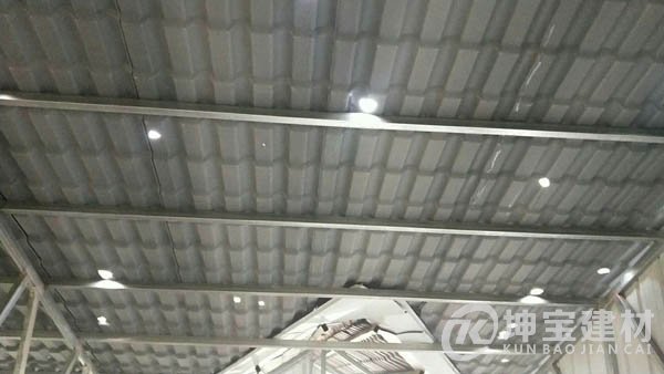 冰雹惹禍!欒川一村民家中鋼架屋頂被砸出窟窿 冰雹惹禍!欒川一村民家中鋼架屋頂被砸出窟窿