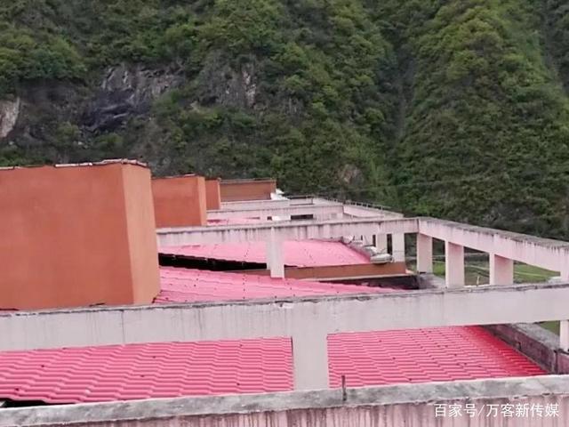 湖北青海關防鄉九年一貫制學校教師愛心公寓鋪設合成樹脂瓦