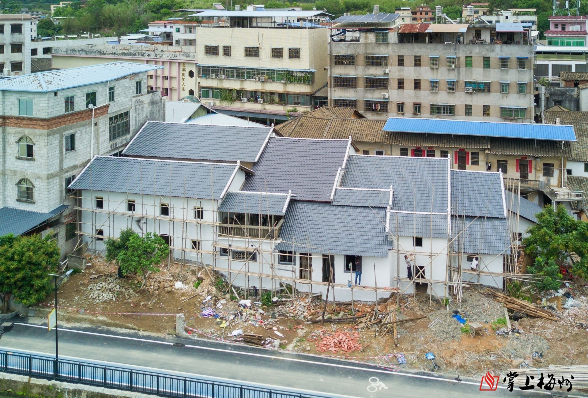 ↑村民將自家墻體粉刷一新，屋頂鐵皮瓦更換成樹脂瓦。（林翔 攝）